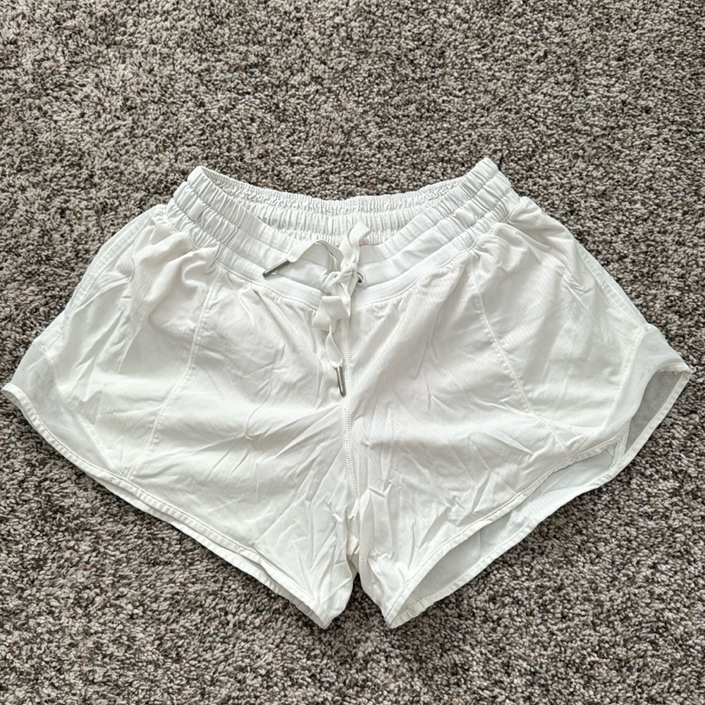 Lululemon white hotty hot tie waist size 6 shorts